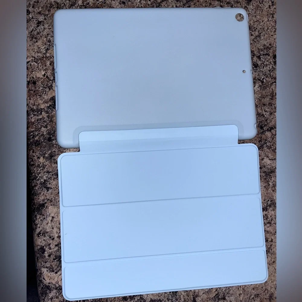 iPad 7th Generation case no Apple Pencil holder- Brand New/Never Used